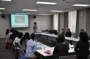 IU First Lady Laurie Burns McRobbie leads a philanthropy roundtable with the Waseda International Volunteer Center.