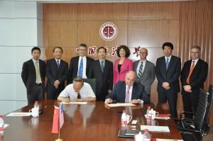 China University of Political Science and Law Vice President Zhang Baosheng and IU President Michael A. McRobbie sign an agreement to establish a jointly operated Academy for the Study of Chinese Law and Comparative Judicial Systems.