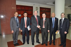IU President McRobbie shakes hands with Dr. Phung Quoc Hien, chairman of the Committee for Financial and Budgetary Affairs at the National Assembly of Vietnam.