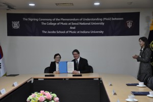 Kim Kwi Hyun, dean of the College of Music at Seoul National University, and IU Jacobs School of Music Dean Gwyn Richards display a newly signed partnership agreement between their respective schools. 
