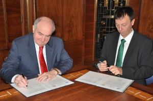 IU President Michael A. McRobbie and Klaus Mühlhahn, vice president for international affairs at Free University Berlin, sign a renewed partnership agreement between their respective universities. 