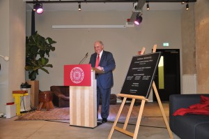 President McRobbie unveils the plaque for the new IU Europe Gateway office.