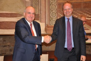 President McRobbie with Uffizi Gallery Director Eike Schmidt after signing the historic agreement. 