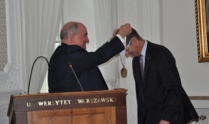 McRobbie presents the Thomas Hart Benton Medallion to Marcin Palys, president of the University of Warsaw, in recognition of the landmark and successful partnership between the two universities. 