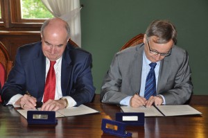U President Michael A. McRobbie, left, and Wojciech Nowak, president of Jagiellonian University, renew a partnership agreement between their respective institutions.