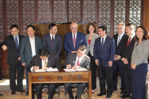 IUPUI School of Engineering Dean David Russomanno, seated right, signs a new agreement between the school and Tsinghua University that will lead to joint research on autonomous cars.