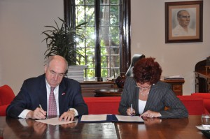 IU President Michael A. McRobbie and Gülay Barbarosoğlu, president of Boğaziçi University, sign a Mevlana agreement to foster exchanges between IU and Boğaziçi.