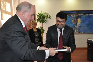 IU President McRobbie presents a gift to Şaban Çalış, deputy chair of Turkey's Higher Education Council, known as YÖK.