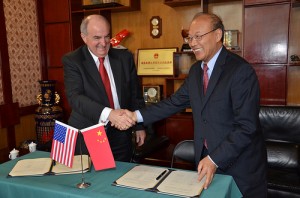 President McRobbie signs agreement with Peking University President Wang Enge