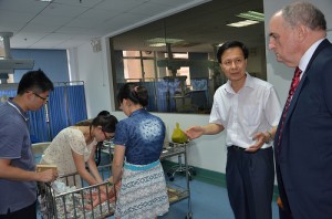 Professor Haipeng Xiao shows President McRobbie the medical simulation facilities of SYSU.