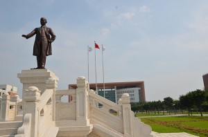 IU delegation toured the East campus of SYSU. A statue of Sun Yat-sen stands in front of the impressive library facility.