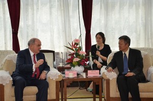 IU President McRobbie speaks with SYSU Deputy Vice President Chunsheng Chen.