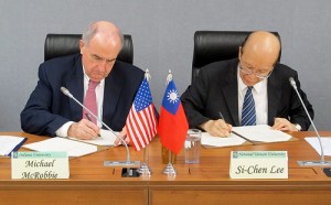 IU President McRobbie and NTU President Si-Chen Lee sign partnership agreement.