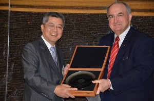 IU President Michael McRobbie presents alumnus Spencer Yang with Distinguished International Service Award.