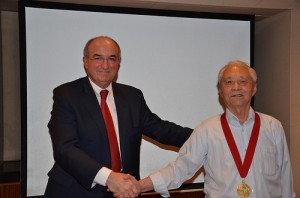 President McRobbie awards alumnus Tongkui Ju with Thomas Hart Benton Medal.